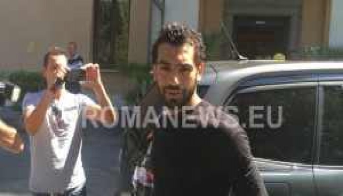 محمد صلاح يخضع للفحص الطبي في  مستشفى جيميلي بـ"روما"