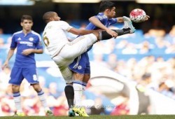 الدوري الانجليزي : سوانسي يعرقل تشيلسي في بداية حملة الدفاع عن لقبه ومانشيستر ينجو من توتنهام