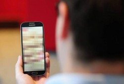 احذر.. تطبيق إباحي للهواتف يلتقط صور المستخدمين سرًّا