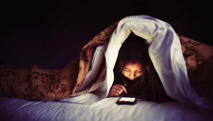 "ديلي ميل": تصفح هاتفك قبل النوم يفقدك البصر