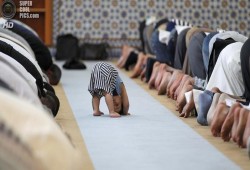 تعرف على 6 طرق بسيطة لتعويد الطفل على الصلاة منذ الصغر