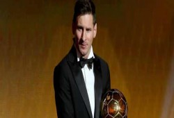 للمرة الخامسة في مسيرته.. ميسي يتفوق على رونالدو ونيمار ويفوز بالكرة الذهبية