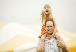 كيف يجعل الأب علاقته قوية مع ابنته؟(انفوجراف)