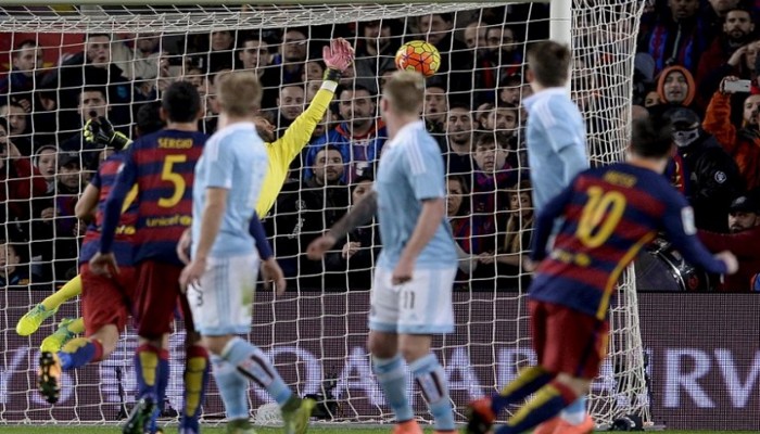 كيف سخر ميسي من فريق "سلتا" بضربة جزاء غريبة؟ (فيديو)