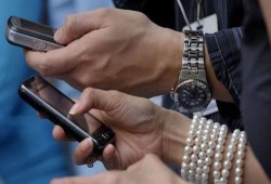 تعرَّف على كيفية نقل جهات الاتصال الخاصة بك إلى هاتف آخر مرة واحدة