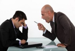 انفوجراف.. كيف تعرف أن مديرك يكرهك؟