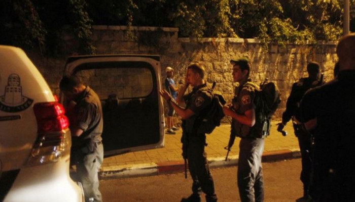 الاحتلال يعتقل شابًّا وطفلاً من الخليل ويصيب مواطنًا بجنين