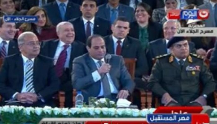 السيسي للشعب: "إسمعوا كلامي أنا بس"..والشعب يرد: "مَا أُرِيكُمْ إِلَّا مَا أَرَى" (فيديو)