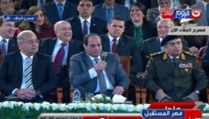 السيسي للشعب: "إسمعوا كلامي أنا بس"..والشعب يرد: "مَا أُرِيكُمْ إِلَّا مَا أَرَى" (فيديو)