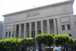 وكيل نيابة يعتدي على “عامل” ويحاول وضع الكلبشات في يده لعدم الوقوف له