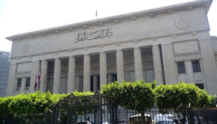 وكيل نيابة يعتدي على “عامل” ويحاول وضع الكلبشات في يده لعدم الوقوف له