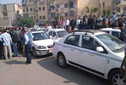 وسط حصار أمني.. سائقو التاكسي الأبيض يتظاهرون ضد "أوبر" ويغلقون الجيزة
