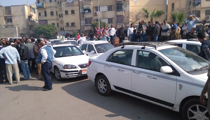 وسط حصار أمني.. سائقو التاكسي الأبيض يتظاهرون ضد "أوبر" ويغلقون الجيزة