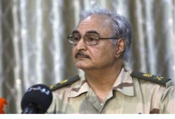 ليبيا.. حفتر يستعين بفلول القذافي ويحشد لاحتلال طرابس