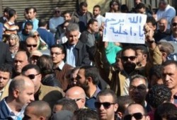 "الأطباء" تحيل الممتنعين عن العلاج المجاني لـ"آداب المهنة"