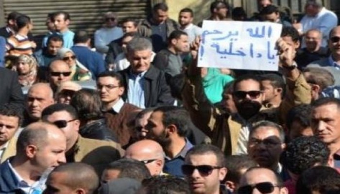 "الأطباء" تحيل الممتنعين عن العلاج المجاني لـ"آداب المهنة"