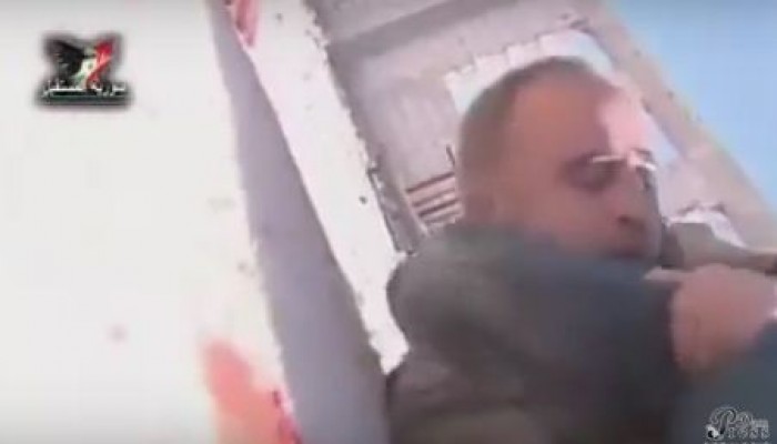 شاهد لحظة إصابة مصورَيْن للتلفزيون السوري في لقاء مع جيش بشار