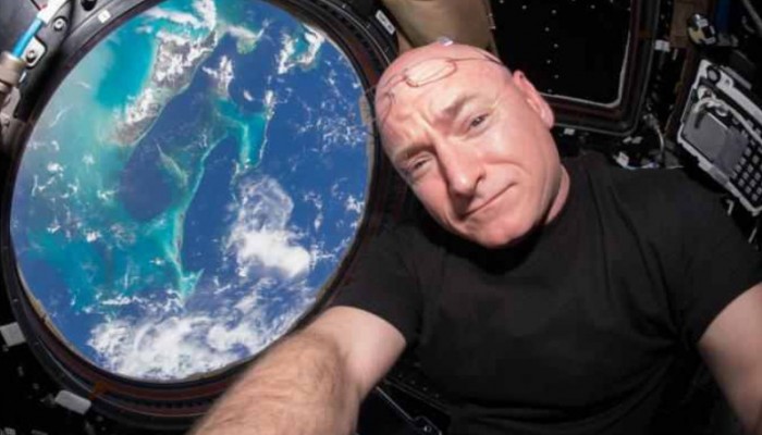 كيلي يعود للأرض بعد عام في الفضاء