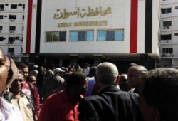 بالصور: وقفة لموظفي ديوان محافظة أسوان للمطالبة بالتثبيت