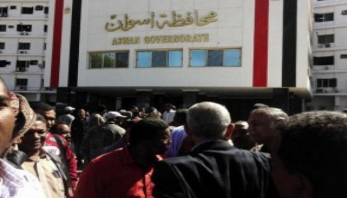 بالصور: وقفة لموظفي ديوان محافظة أسوان للمطالبة بالتثبيت