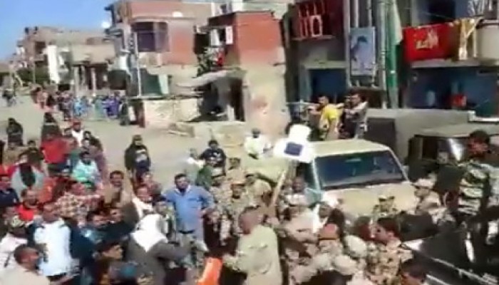 بالفيديو.. صيادون يشتبكون مع جيش الانقلاب ويطردونه من قريتهم