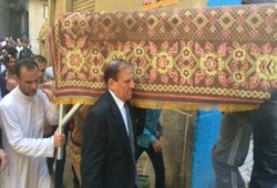 بالصور..السيسي وقيادات الانقلاب تتجاهل الفريق"سامي عنان"وتتركه وحيداً يسير في جنازة أخيه