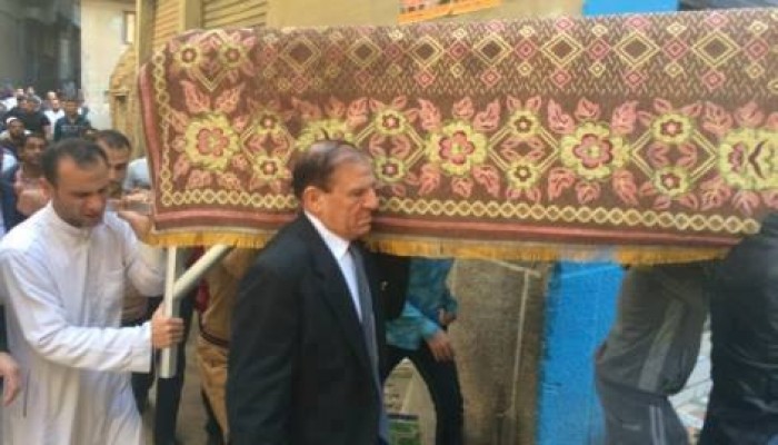 بالصور..السيسي وقيادات الانقلاب تتجاهل الفريق"سامي عنان"وتتركه وحيداً يسير في جنازة أخيه