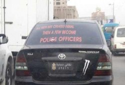 عبارة على زجاج سيارة "ضابط شرطة" تفضح جنون العظمة لدى داخلية الانقلاب