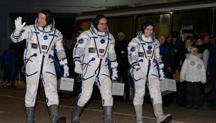 بعد أطول مهمة في التاريخ.. عودة طاقم محطة الفضاء الدولية للأرض