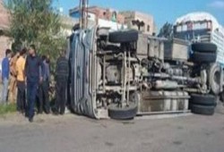 توقف حركة المرور بطريق القاهرة -الإسكندرية الزراعى لانقلاب سيارة ببنها