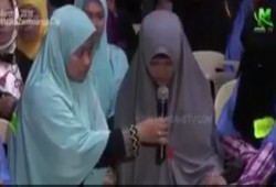 بالفيديو.. مسيحية تشهر إسلامها على يد عائض القرني قبل محاولة اغتياله بلحظات