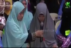 بالفيديو.. مسيحية تشهر إسلامها على يد عائض القرني قبل محاولة اغتياله بلحظات