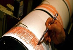 زلزال بقوة 7.8 يضرب أندونيسيا وإنذار بتسونامى