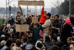 أوضاع صعبة تواجه اللاجئين العالقين على الحدود اليونانية المقدونية