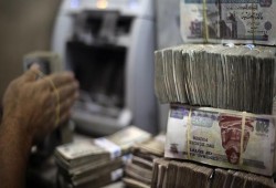 خبراء: الصرافات تبيع الدولار حاليا بـ10 جنيهات