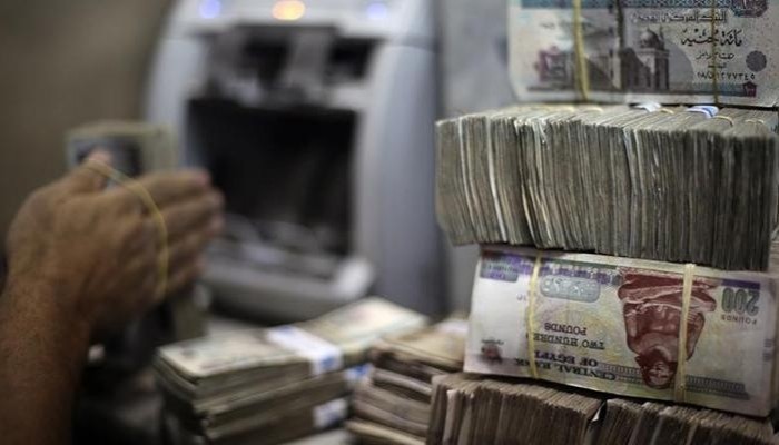 خبراء: الصرافات تبيع الدولار حاليا بـ10 جنيهات