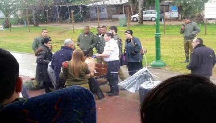 فلسطينية تطعن شرطيا إسرائيليا في كتفه قبل القبض عليها