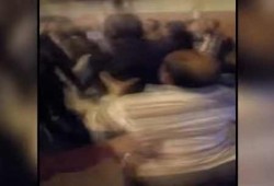 ضابط شرطة يعتدى على استاذ جامعى دهساً بالأقدام أمام قسم أول الزقازيق (فيديو)