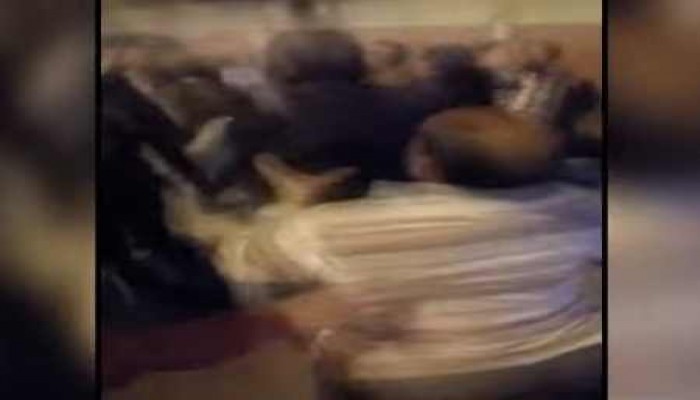 ضابط شرطة يعتدى على استاذ جامعى دهساً بالأقدام أمام قسم أول الزقازيق (فيديو)