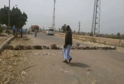 أسوان.. بلاغ ضد المسؤولين بشركة"مياه الشرب"بعد كارثة تلوث "المياه" والأهالي يقطعون الطريق