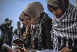 سلسلة بشرية للقراءة في غزة دعمًا لـ"انتفاضة القدس"