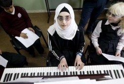 تلاميذ مكفوفون يتعلمون الإنجليزية بالموسيقى في فلسطين