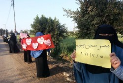 سلسة بشرية تطالب بإسقاط الانقلاب بقويسنا