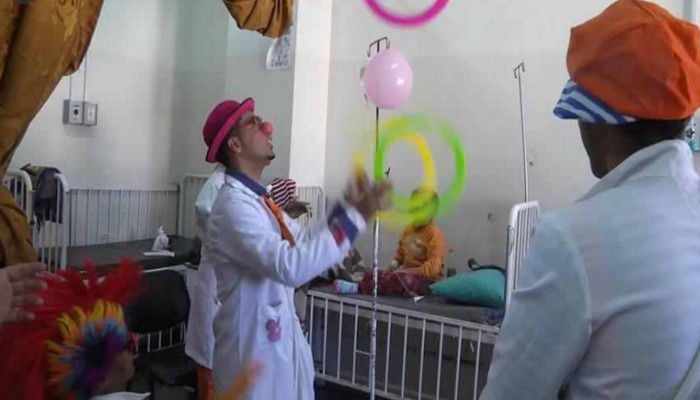 بالفيديو .. "الطبيب المهرج".. فريق شبابي يخفف أوجاع الأطفال بمستشفيات غزة