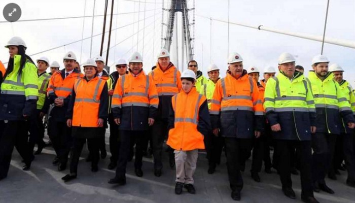 أردوغان وداود أوغلو يشاركان بحفل تركيب القطعة الأخيرة من الجسر المعلق الثالث بإسطنبول