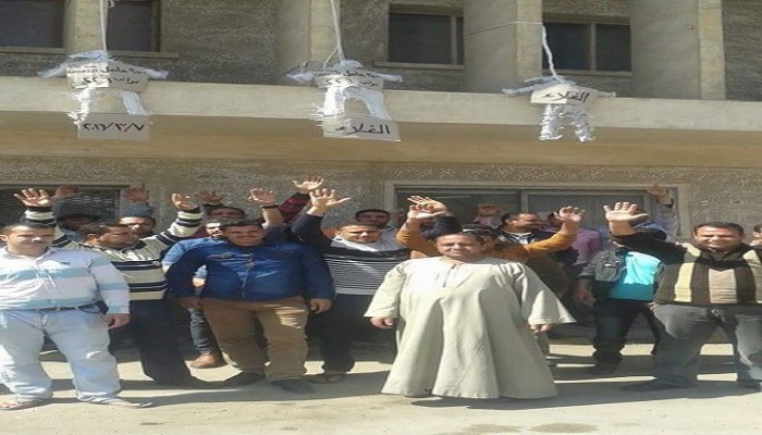 بالمشانق.. عمال "سجاد دمنهور" يتظاهرون للمطالبة بتحسين أجورهم