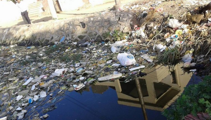 محليات الانقلاب بالبحيرة تحوّل مصارف وترع "قرية أريمون" لمقالب قمامة