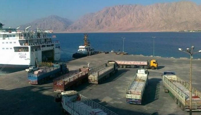 تخفيض رسوم الشاحنات من 2400 إلى 1700 دولار بميناء نويبع