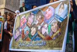 بالصور : حملة” البنات لازم تخرج ” تنظم وقفة لأهالي بنات دمياط على سلم الصحفيين