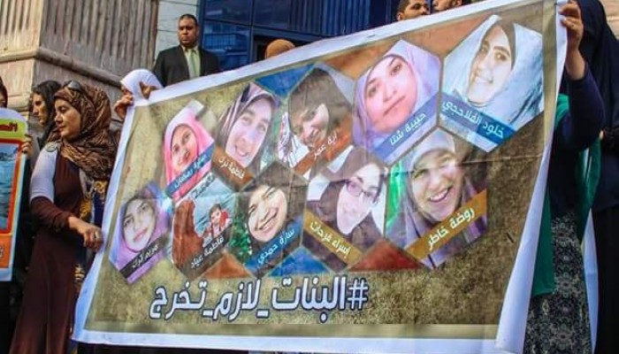 بالصور : حملة” البنات لازم تخرج ” تنظم وقفة لأهالي بنات دمياط على سلم الصحفيين